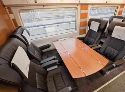 Interior con asientos enfrentados de Tren de alta velocidad (AVE)