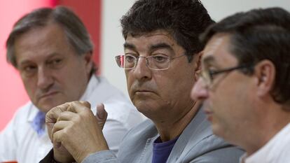 Diego Valderas (en el centro), con los dirigentes de IU Willy Meyer y Jos&eacute; Luis Centella (derecha).