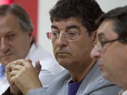 Diego Valderas (en el centro), con los dirigentes de IU Willy Meyer y Jos&eacute; Luis Centella (derecha).
