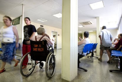 Sala de espera en el centro de atención primaria de Sant Fèlix, en Sabadell (Barcelona).