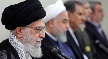 El ayatolá Jamenei durante una reunión del Gobierno iraní sobre la situación económica del país este miércoles en Teherán.