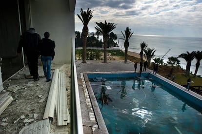 Vista de una casa perteneciente a un sobrino del depuesto Ben Ali, totalmente saqueada tras la salida de su familia de Túnez.