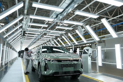 Línea de producción de la planta de Chery en Qingdao, China. En la imagen, un vehículo de su marca Exeed.