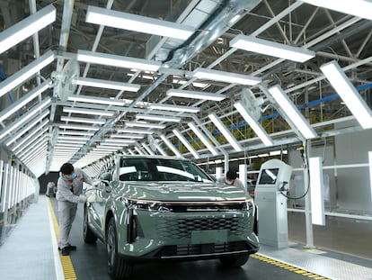 Línea de producción de la planta de Chery en Qingdao, China. En la imagen, un vehículo de su marca Exeed.