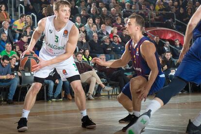 Wolters, con el balón, ante Pangos.