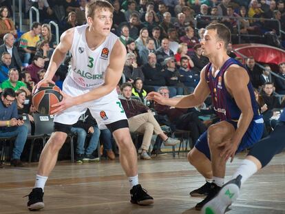 Wolters, con el balón, ante Pangos.