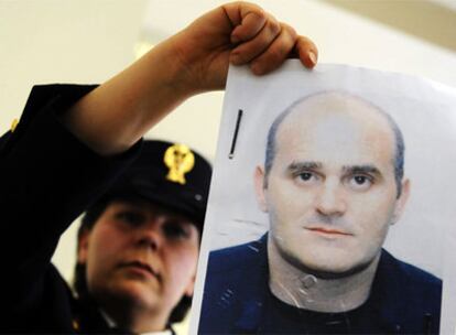 Un policía italiano muestra una imagen de Raffaele Amato