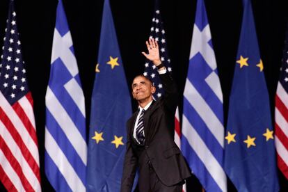 El presidente estadounidense, Barack Obama, saluda tras su discurso en el Centro Stavros Niarchos, el 16 de noviembre de 2016 en Atenas (Grecia).