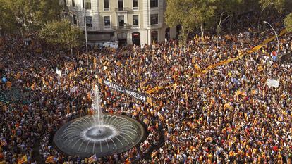 Miles de catalanes participan en el centro de Barcelona en una manifestación independentista, el pasado febrero.