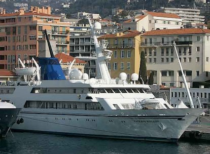 El barco de Sadam Husein, anclado en el puerto de Niza.