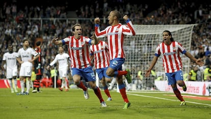 La Copa conquistada en el Bernabéu frente al Real Madrid en mayo de 2013 fue otro paso de gigante en el crecimiento del Atlético de Simeone. El gol de Miranda acabó con 14 años de derrotas frente al eterno rival. La final estuvo rodeada de palabras y gestos simbólicos. En la previa Simeone emparentó a su equipo con la gente de la calle a la que le cuesta mucho lograr el bienestar, tras la final Koke clavó una bandera del Atlético en el centro del campo y Miranda expresó el sentimiento de muchos rojiblancos: "El lunes ya no se reirán de mi hijo en el colegio".