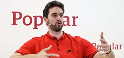 El jugador de baloncesto en la NBA y de la selecci&oacute;n espa&ntilde;ola Pau Gasol, durante la rueda de prensa ofrecida en Madrid.