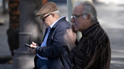 Dos hombres en Sevilla, en octubre del año pasado.