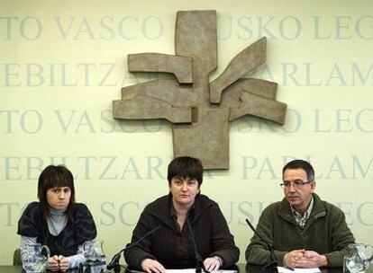 Los parlamentarios del PCTV Ane Auzmendi, Nekane Erauskin y Julián Martínez (de izqda. a dcha.), en la rueda de prensa que han ofrecido hoy en el Parlamento Vasco.