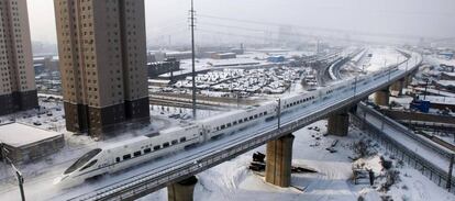 Un tren cubre la ruta entre Changchun y Jilin (China). 