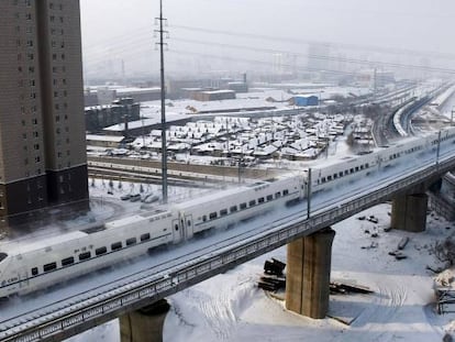 Un tren cubre la ruta entre Changchun y Jilin (China). 