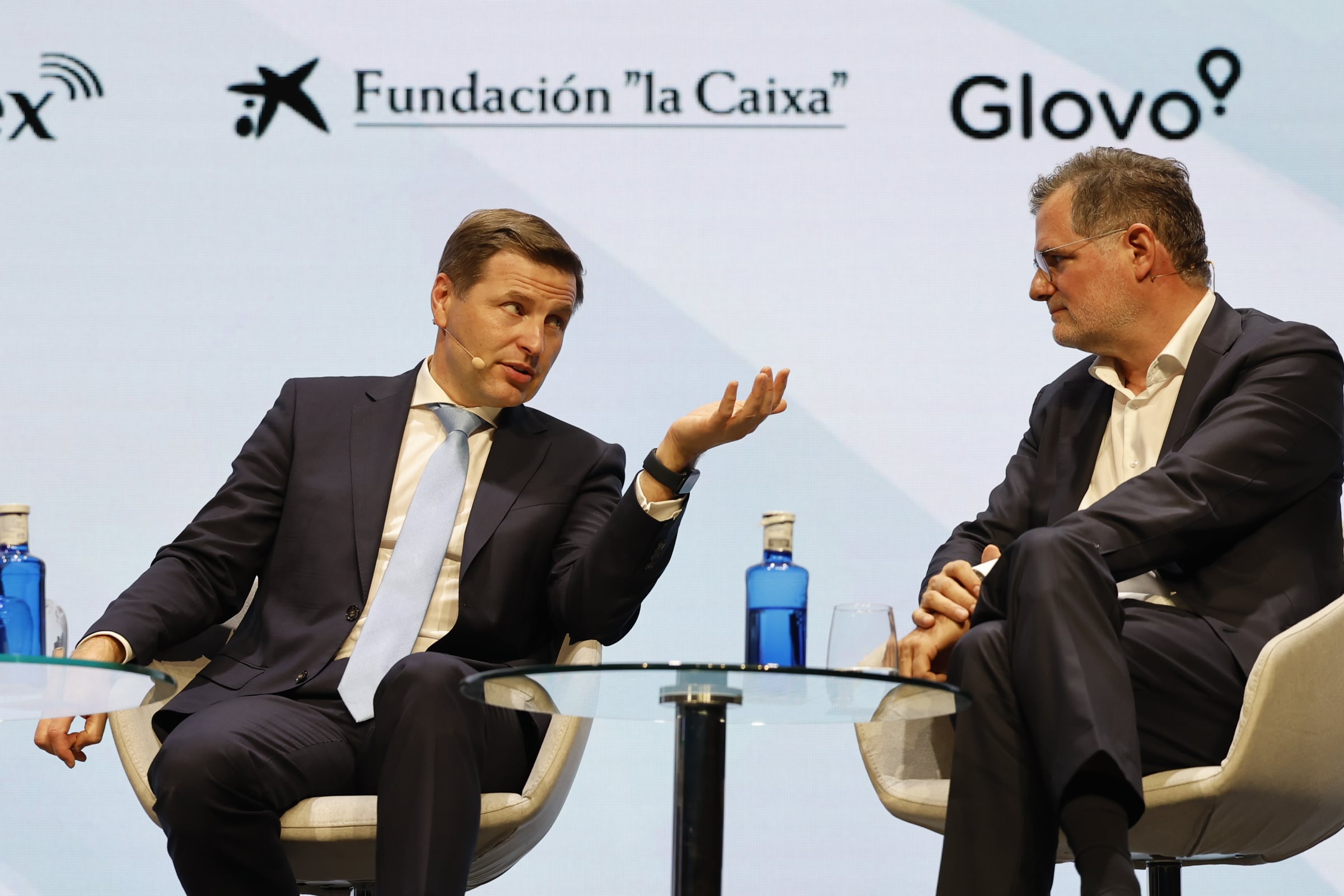 Coloquio entre Hanno Pevkur, ministro de Defensa estonio (izquierda), y Wolfgang Schmidt, exministro alemán de Asuntos Especiales.
