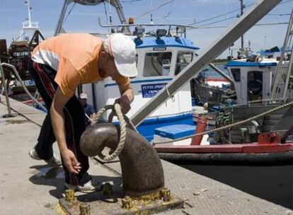 Un trabajador de la flota pesquera andaluza, amarrada en protesta por el precio del gasóleo.