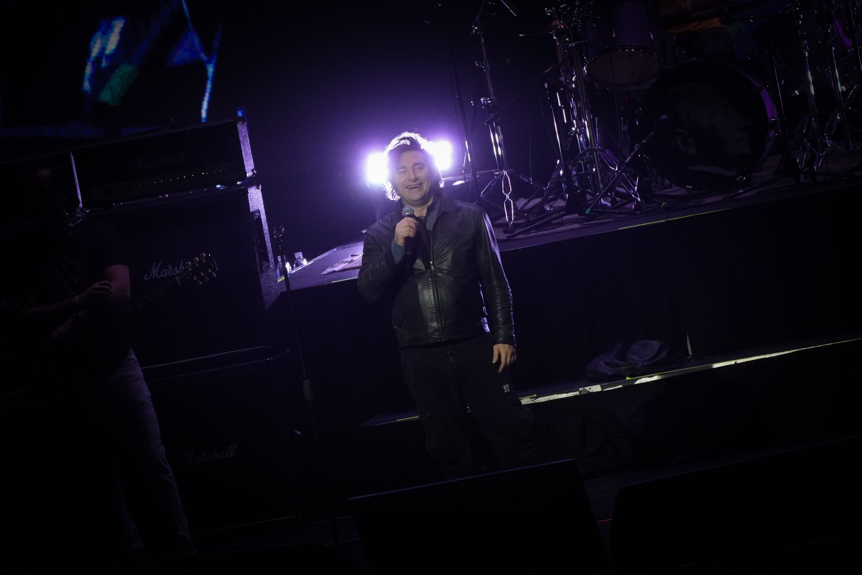 El presidente de Argentina Javier Milei tomó el micrófono y cantó Demoliendo hoteles, un himno de Charly García.