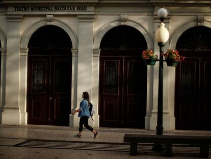 Una mujer camina frente al teatro Baltazar Dias, en Funchal (Portugal).