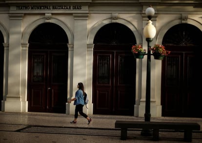 Una mujer camina frente al teatro Baltazar Dias, en Funchal (Portugal).