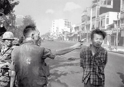El general survietnamita Nguyen Ngoc Loan ejecuta a un miembro del Vietcong en Saigón el 1 de febrero de 1968.