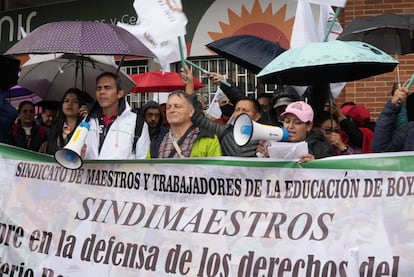 Una delegación de docentes protesta en la sede de la Fiduprevisora, en Bogotá (Colombia).