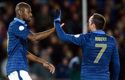 Ribery felicita a Diaby tras el gol.