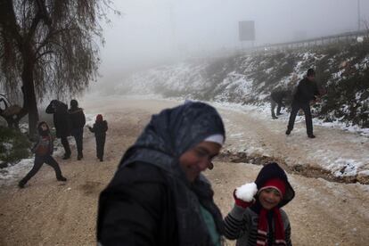 Niños palestinos juegan en Belén.