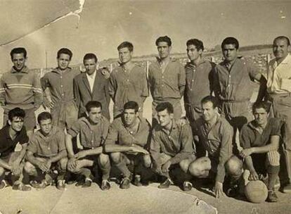 Foto del partido de homenaje al secretario técnico del club Pinar de Hortaleza, a principios de los sesenta. Luis, agachado, es el cuarto por la izquierda.