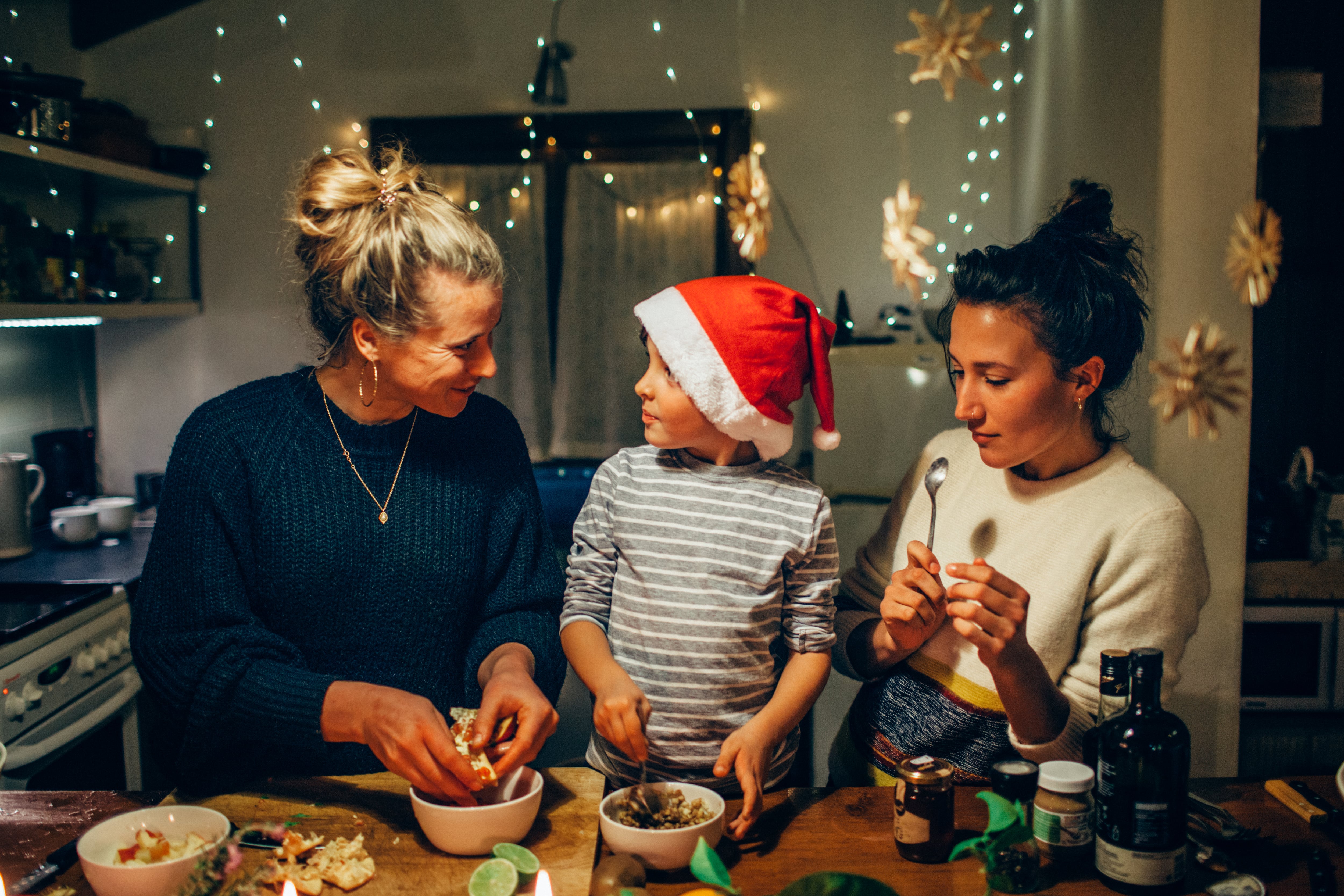 Menos regalos y más tiempo de calidad: qué le hace realmente feliz a un niño  (y lo que no) en Navidad