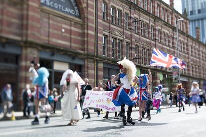 El Festival del Orgullo de Mánchester, que en 2018 tiene lugar del 24 al 27 de agosto, es el buque insignia de las celebraciones LGBT en la ciudad británica. Consta de cuatro elementos distintivos: el llamado Gran Fin de Semana, con reconocidos nombres de la industria de la música y el entretenimiento sobre el escenario; el desfile (el 25 de agosto); la vigilia de las velas encendidas, el 27 de agosto, cuando Sackville Gardens se convierte en un mar de luces en recuerdo de los fallecidos por el sida; y el Superbia Weekend, gratuito, que despliega actividades de música, deporte, cine, literatura o teatro por toda el área metropolitana. Más información: <a href="https://www.manchesterpride.com/" target="_blank">manchesterpride.com</a>