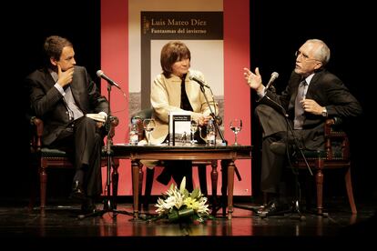 El presidente del Gobierno José Luis Rodríguez Zapatero (izquierda), en el Círculo de Bellas Artes, durante la presentación del libro "Fantasmas de invierno", de Luis Mateo Díez (derecha), acompañados por la periodista Nativel Preciado.