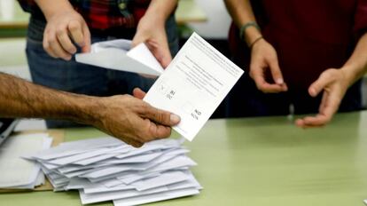 Recuento de papeletas en uno de los colegios de Barcelona a la finalizaci&oacute;n de la jornada de refer&eacute;ndum del 1 de octubre.