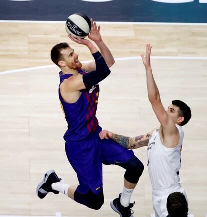 El jugador del Barcelona Lassa Víctor Claver se dispone a lanzar ate Gabriel Deck, del Real Madrid, durante la final de la Copa del Rey de baloncesto que se disputa este domingo en el WiZink Center de Madrid.