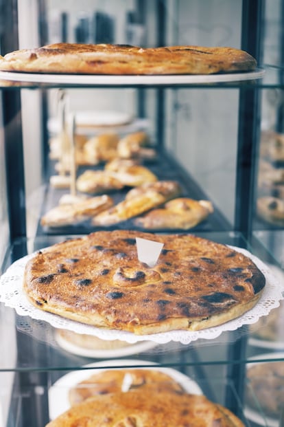 El éxito de las empanadas de José Basdediós, hostelero de Sanjenjo (Pontevedra), era tal, que decidió aprovechar la venta online para llegar a toda España con el producto artesanal que sale de su obrador. En 24 horas, las empanadas de Xé llegan a cualquier punto del país. www.empanadascaserasxe.com.