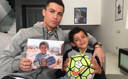 Cristano Ronaldo con su hijo y la foto de un niño sirio.