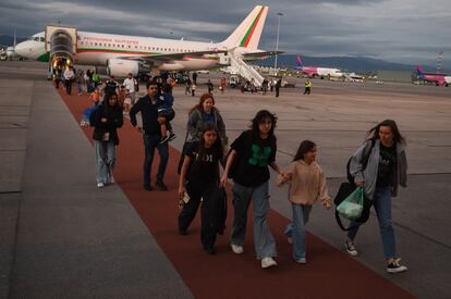 Un avión del Gobierno llega al aeropuerto de Sofía, en Bulgaria, tras ser evacuado de Beirut, este lunes. 