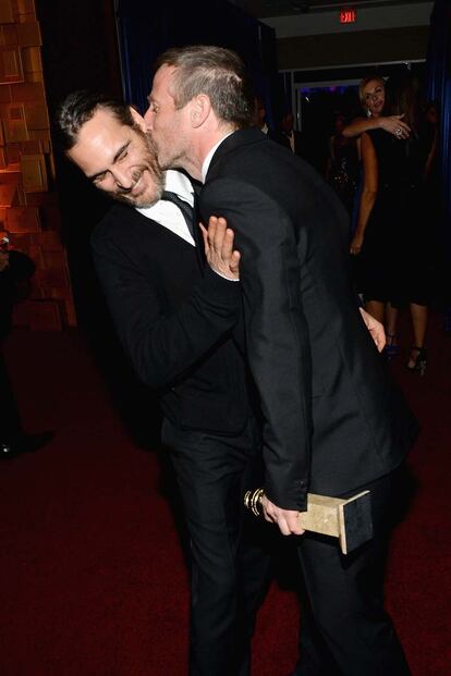 Bro love: Spike Jonze besa a Joaquin Phoenix con su Globo de Oro por el mejor guión de Her.