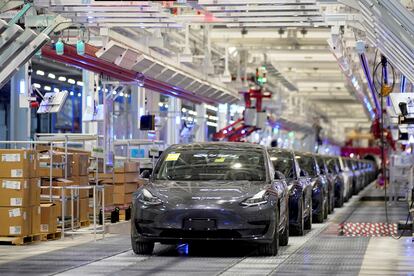 Cadena de montaje del Tesla Modelo 3 en una fábrica china.