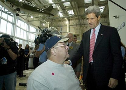 John Kerry habla con un veterano de la Marina, ayer en el Museo del Desembarco en Nueva Orleans.