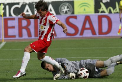 Rubén intenta arrebatar el balón a Piatti.