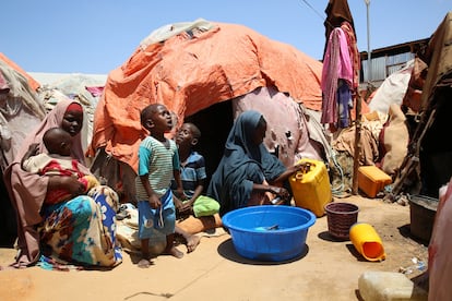 Somalíes desplazados por la hambruna en campamentos de Mogadiscio, en marzo de 2024.