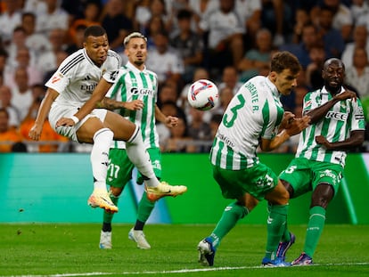 Mbappé trata de rematar ante Llorente y Sabaly este domingo en el Bernabéu.