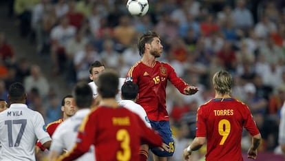 Ramos trata de rematar de cabeza durante el partido ante Francia.
