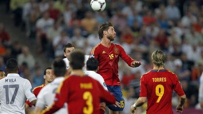 Ramos trata de rematar de cabeza durante el partido ante Francia.