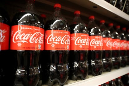 Botellas de Coca-Cola, en un supermercado de Los Ángeles.