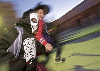 Niños disfrazados corren por una calle durante una fiesta de Halloween, en el parque de ocio 'Belantis', en Leipzig (Alemania), 31 de octubre 2013.