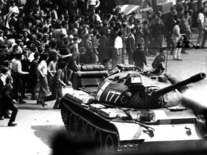 Ciudadanos checoslovacos se enfrentan a los tanques de la URSS, en Praga, el 24 de agosto de 1968. 