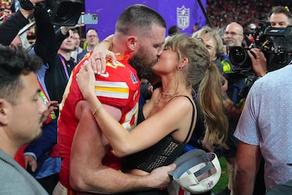 Sus besos y abrazos tras los partidos (más si son victoriosos para los Kansas City) hace tiempo que se han convertido en un atractivo más de la retransmisión televisiva. En la imagen, disparada el pasado febrero después de que Kelce y su equipo vencieran a los San Francisco 49ers, la intérprete de 'So High School', canción dedicada a su futuro marido, lucía un top tipo corsé, prenda de la que es fan, de Dion Lee. Aunque en la foto no aparece, la cantante remató el look con el bolso definitivo: uno con forma de balón de fútbol americano de Judith Leiber hecho para ella.